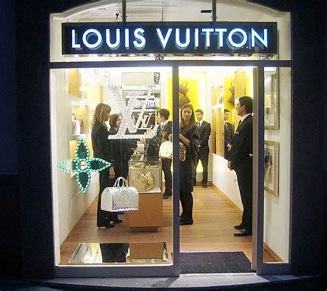 ᐅ Orari di apertura „Louis Vuitton Bari“ 